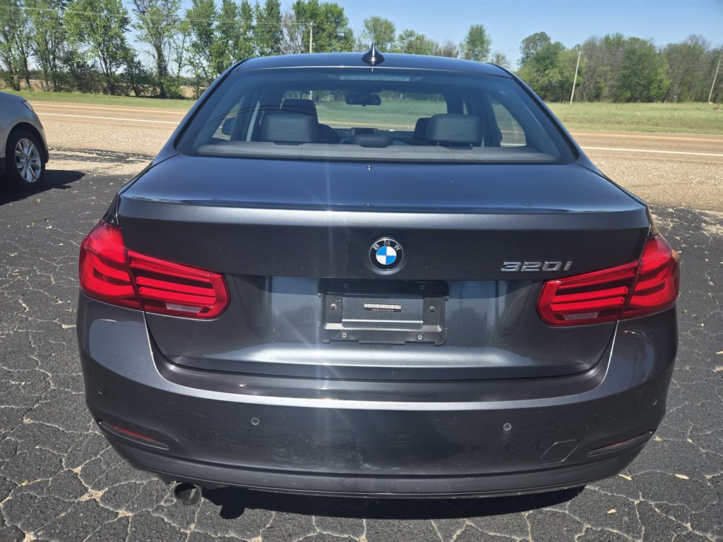 2016 BMW 3-Series 320i photo