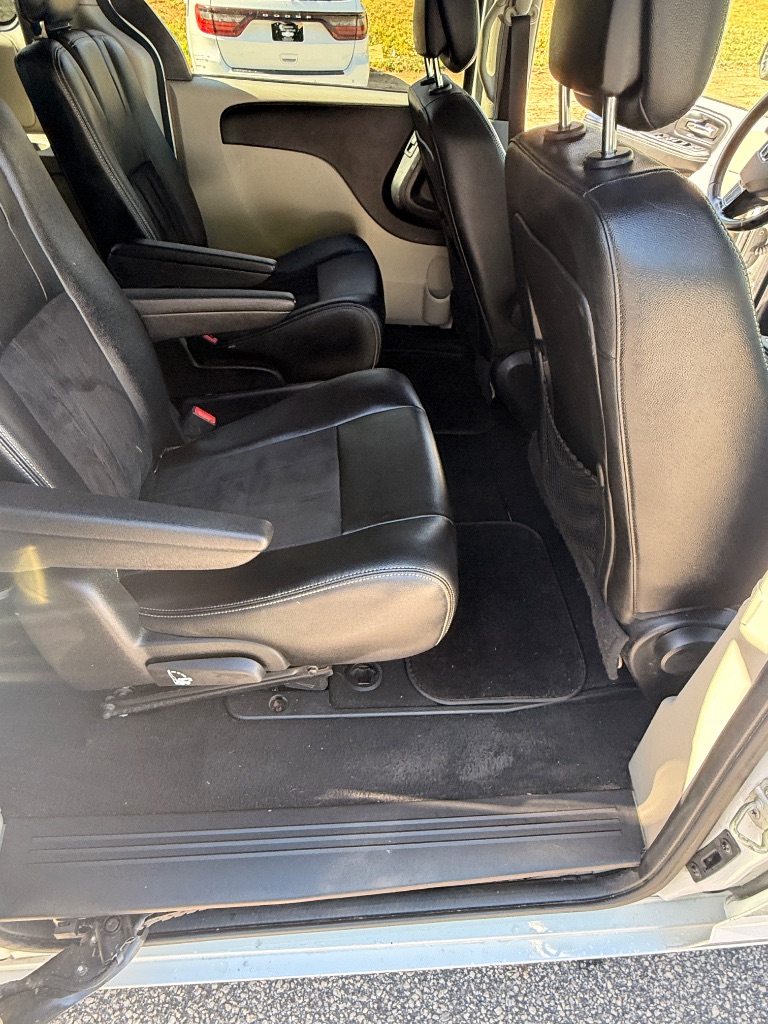 2019 Dodge Grand Caravan - $9,995