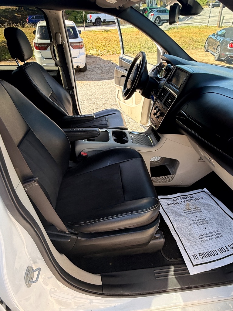 2019 Dodge Grand Caravan - $9,995
