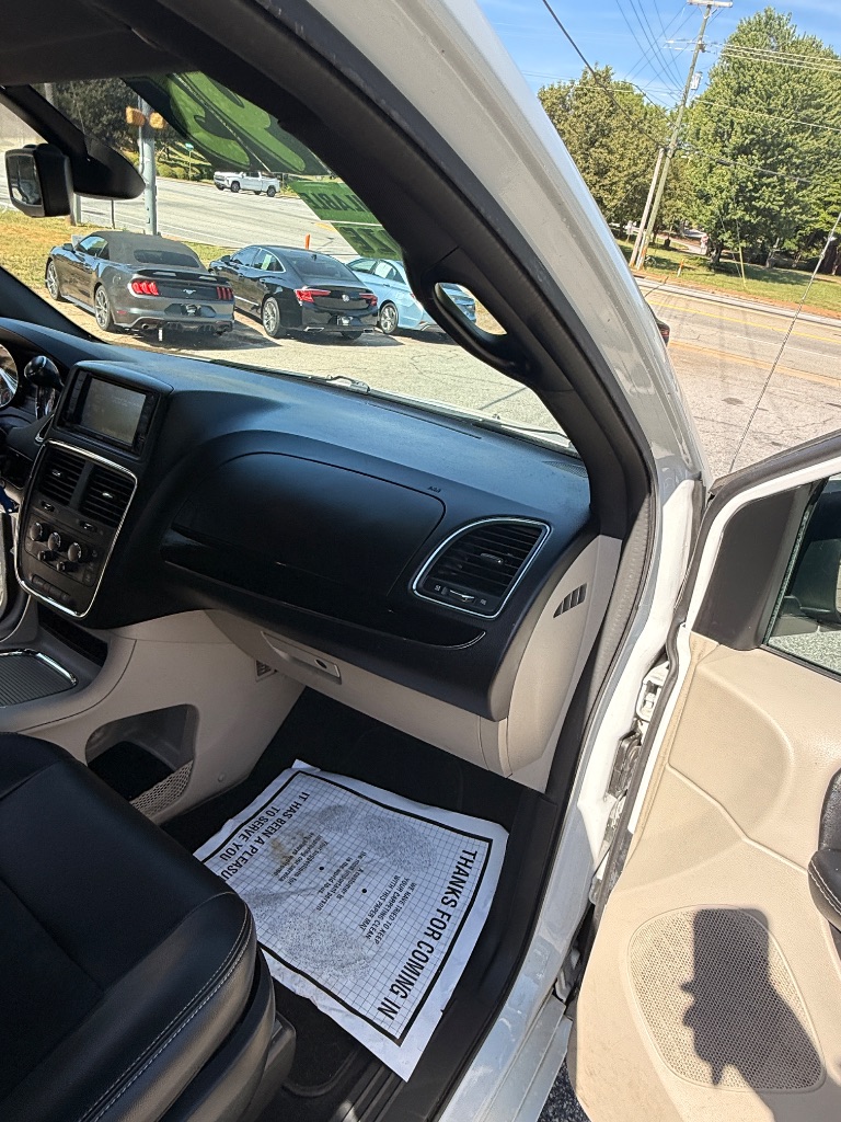 2019 Dodge Grand Caravan - $9,995