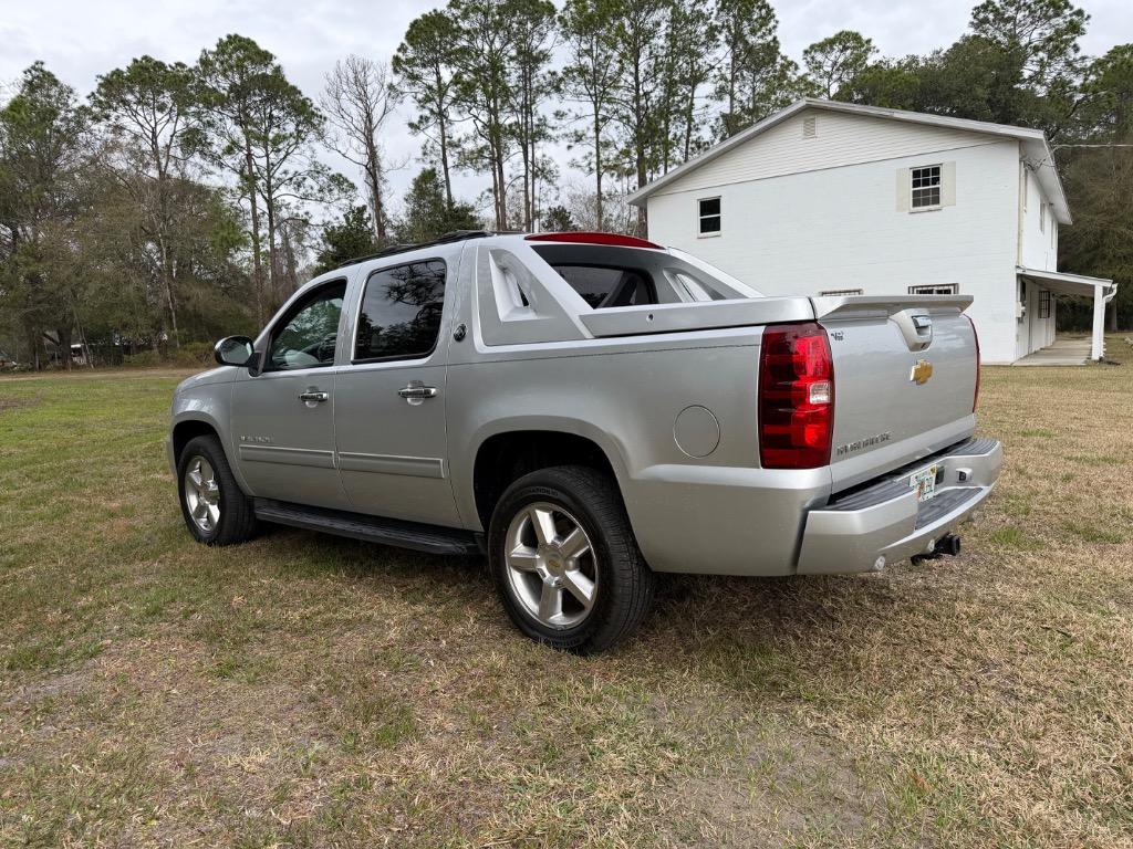 2013 Chevrolet Avalanche - $13,900
