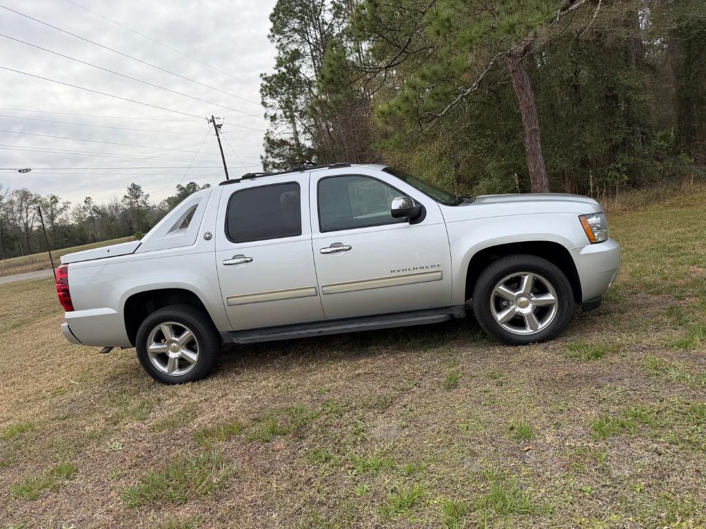 2013 Chevrolet Avalanche - $13,900