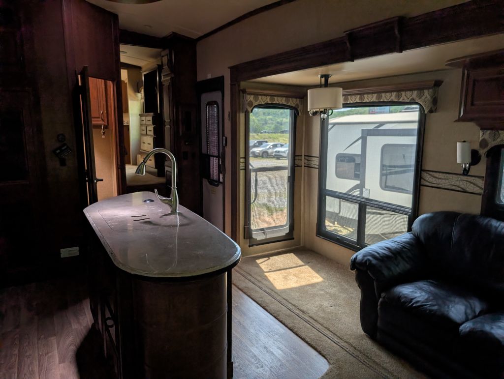 2015 JAYCO PINNACLE - $32,500