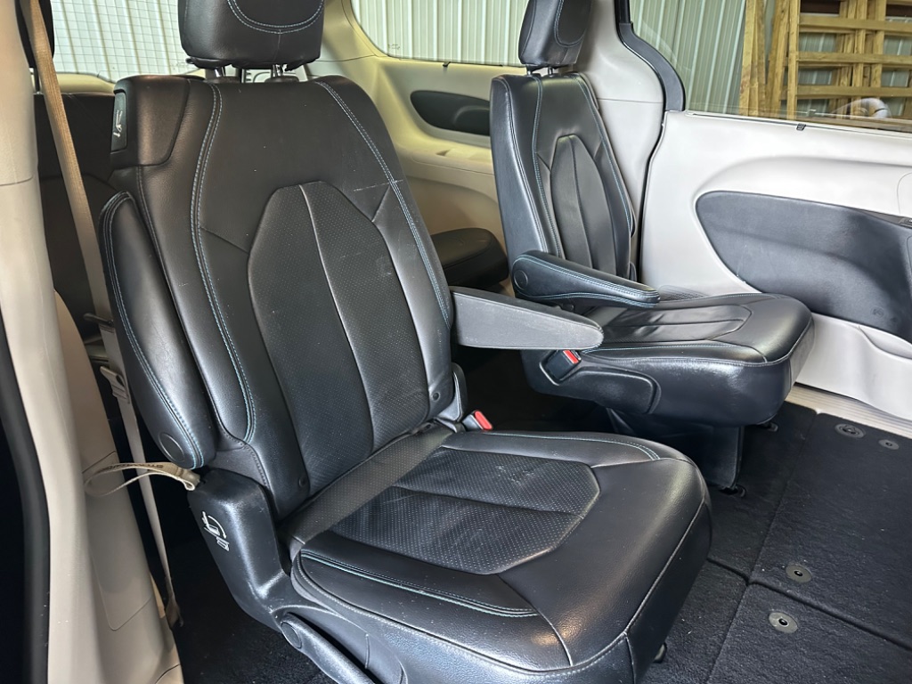 2021 Chrysler Pacifica Touring L photo