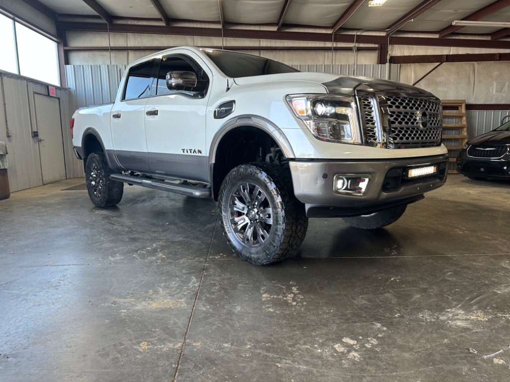 2017 Nissan Titan Platinum photo