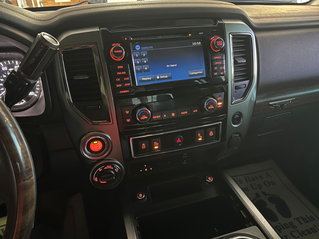 2017 Nissan Titan Platinum photo