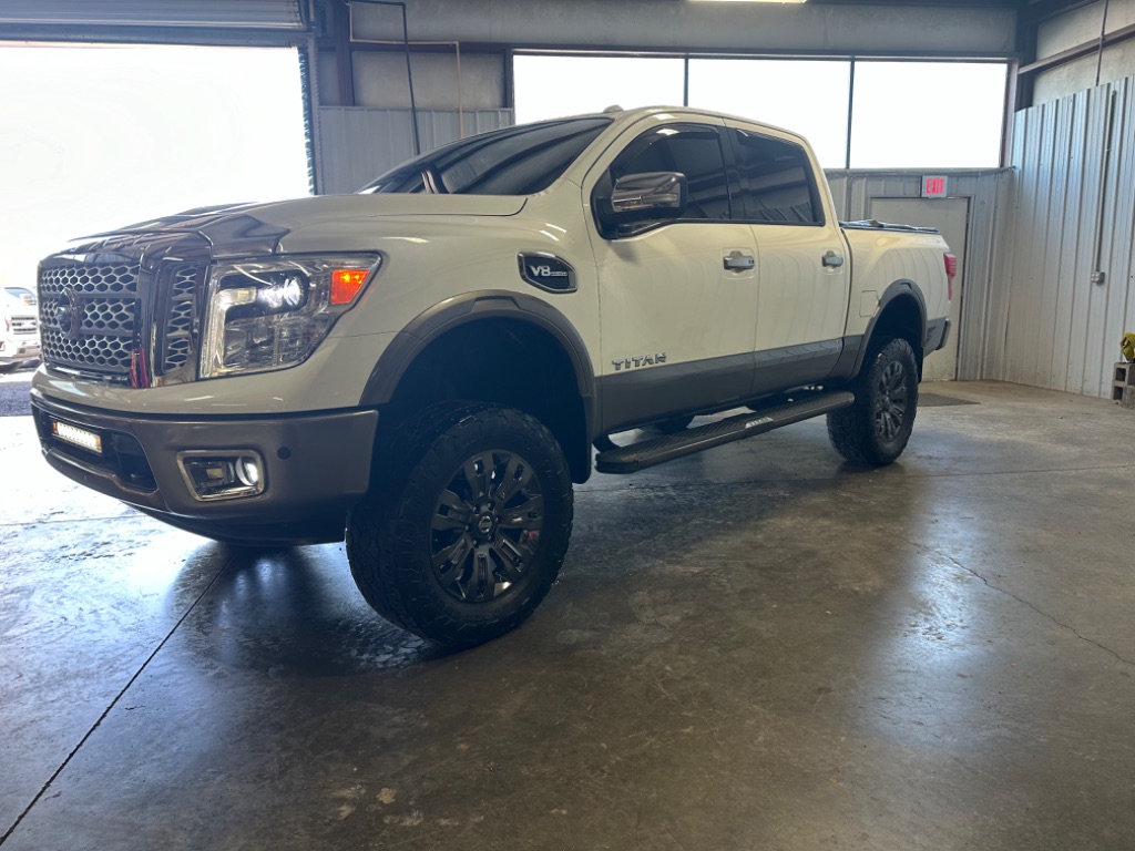 2017 Nissan Titan Platinum photo