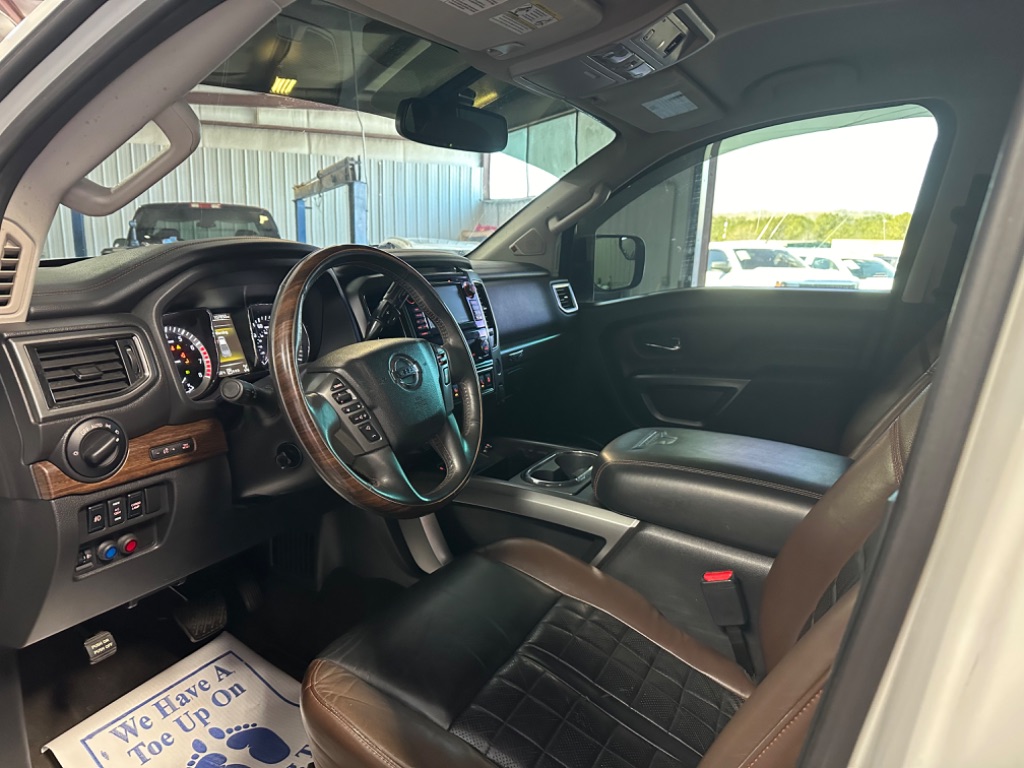 2017 Nissan Titan Platinum photo