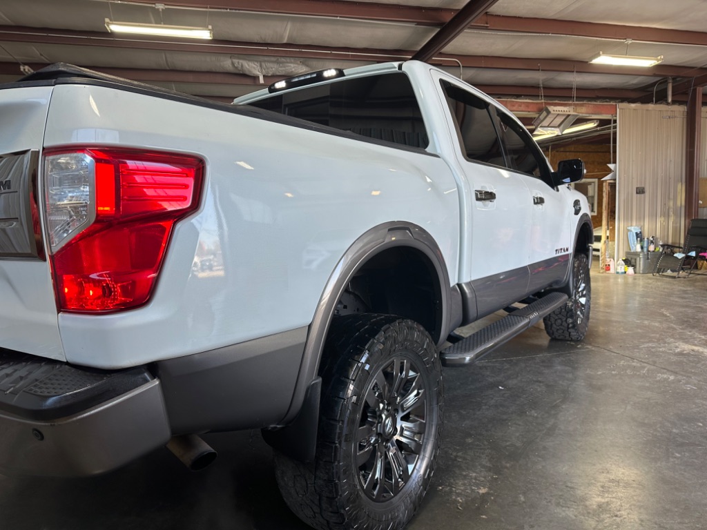 2017 Nissan Titan Platinum photo