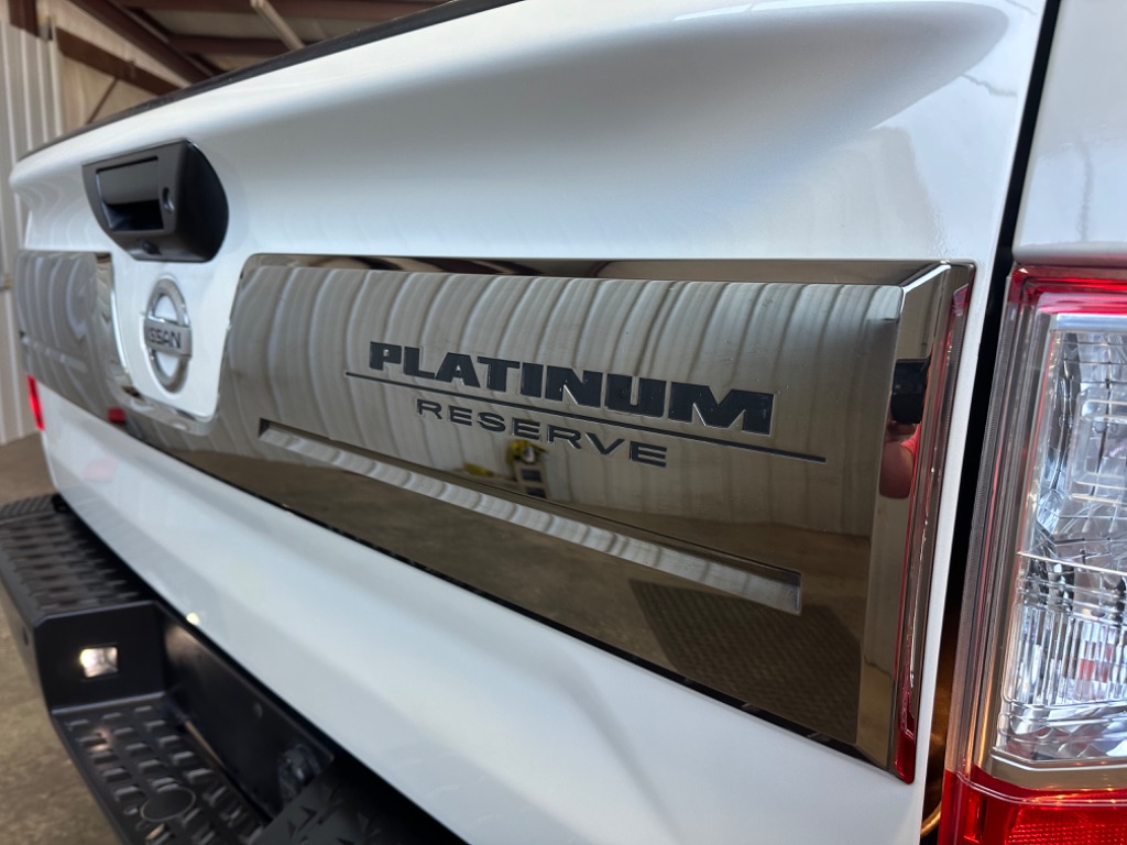 2017 Nissan Titan Platinum photo