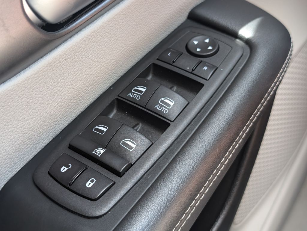 2023 Chrysler Pacifica - $25,000
