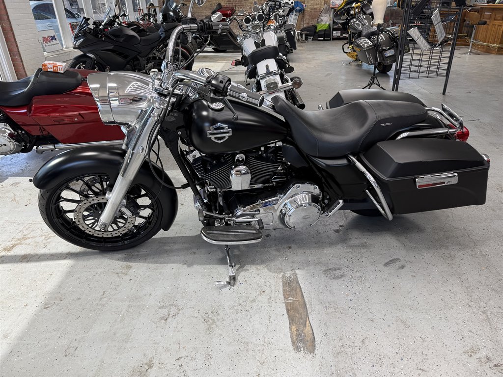 2007 Harley Davidson Road King - $7,195