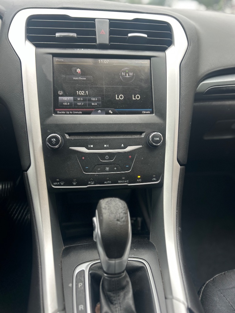 2015 Ford Fusion SE photo