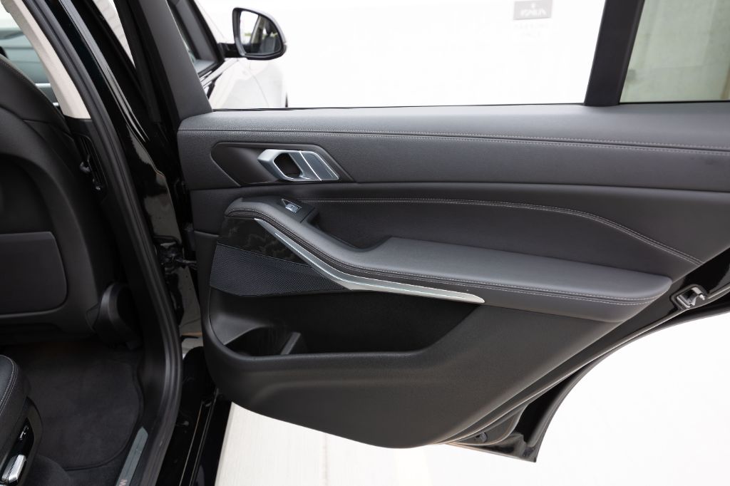 2021 BMW X7 - $34,975