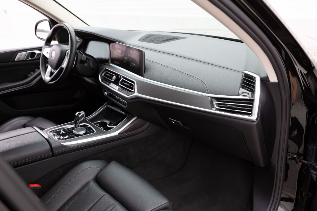 2021 BMW X7 - $34,975