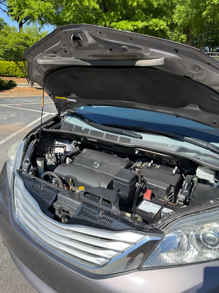 2013 Toyota Sienna - $10,900