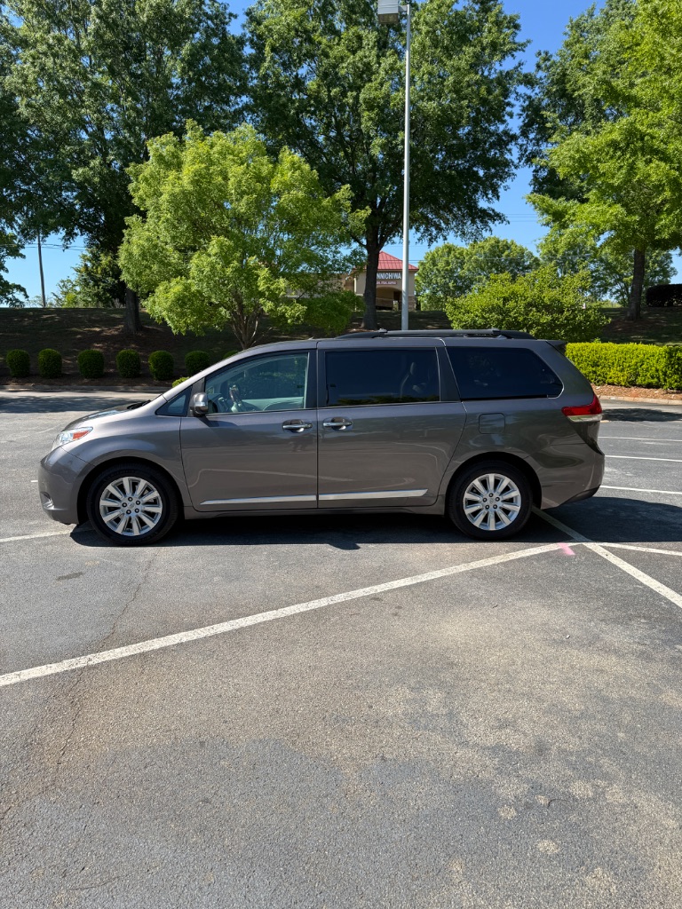 2013 Toyota Sienna - $10,900