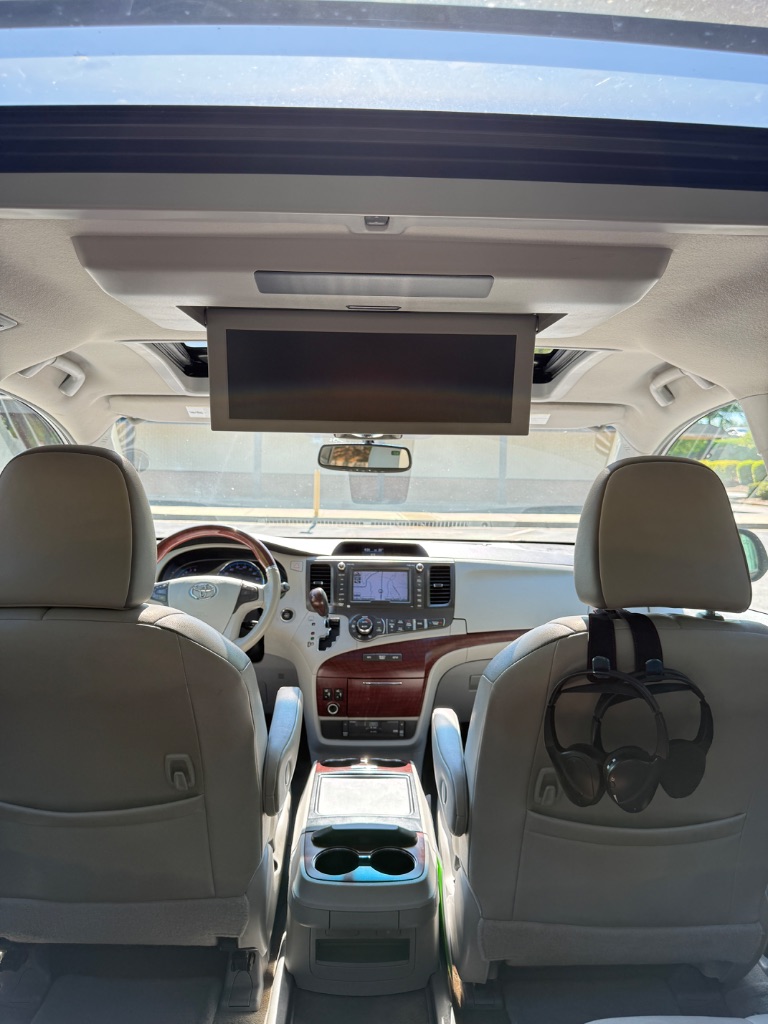 2013 Toyota Sienna - $10,900