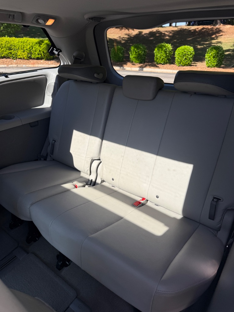 2013 Toyota Sienna - $10,900
