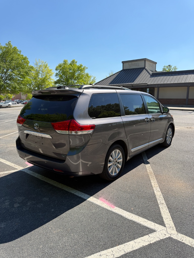 2013 Toyota Sienna - $10,900