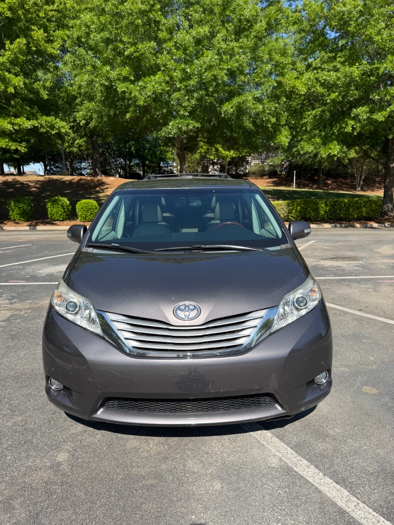 2013 Toyota Sienna - $10,900