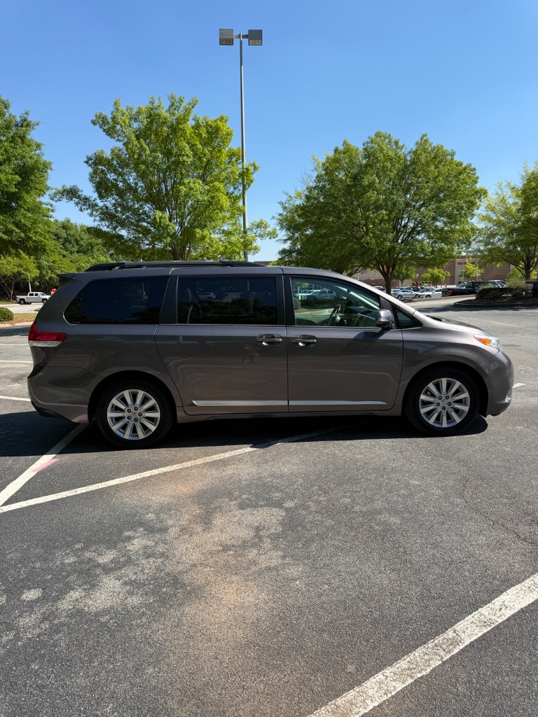 2013 Toyota Sienna - $10,900