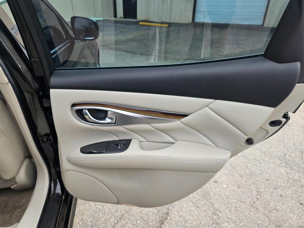 2011 Infiniti M37 photo