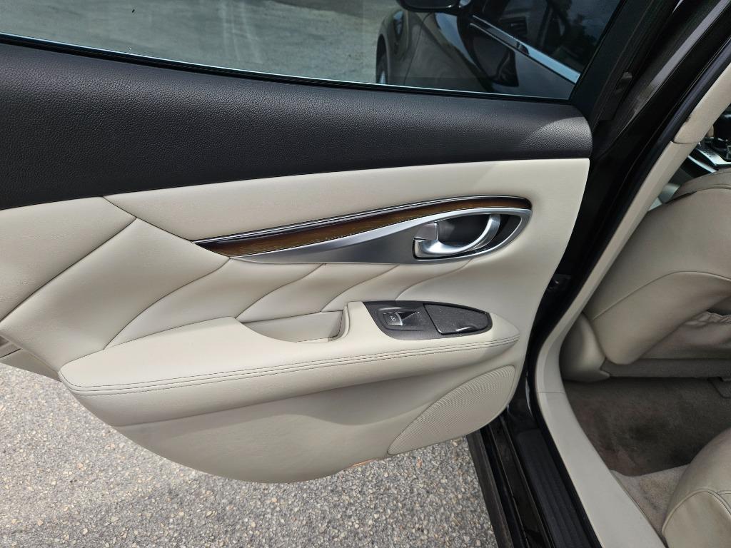 2011 Infiniti M37 photo