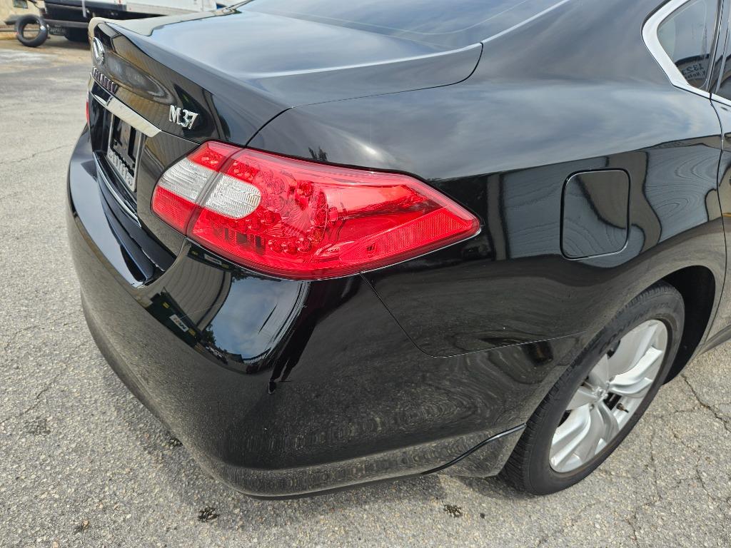 2011 Infiniti M37 photo