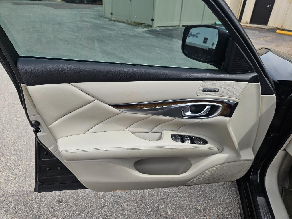 2011 Infiniti M37 photo