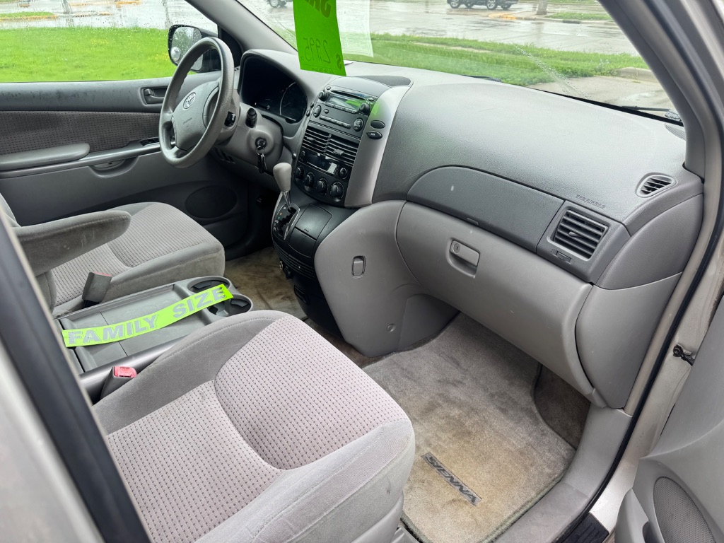2006 Toyota Sienna - $3,995