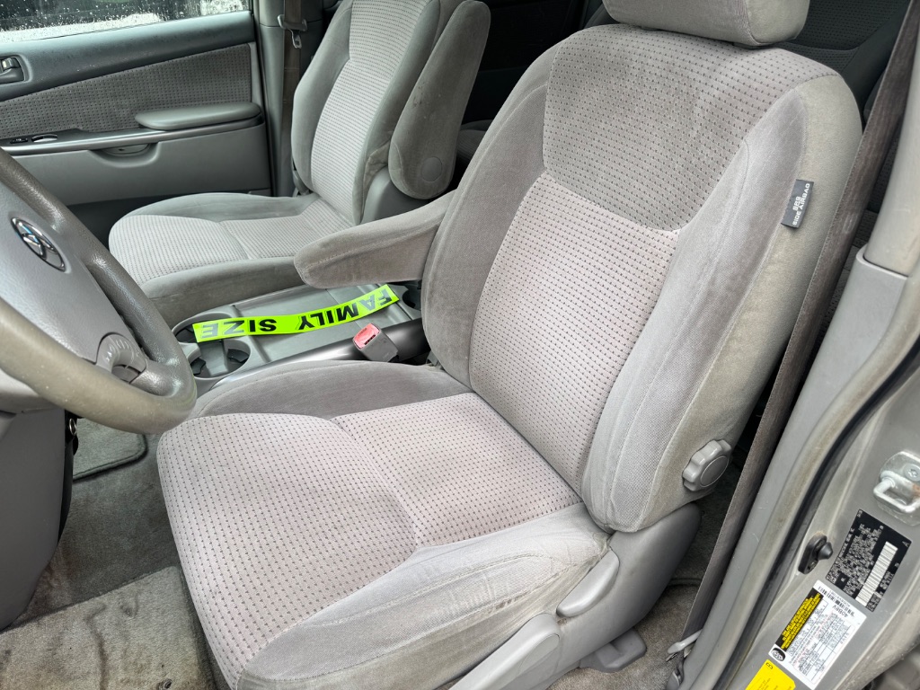 2006 Toyota Sienna - $3,995