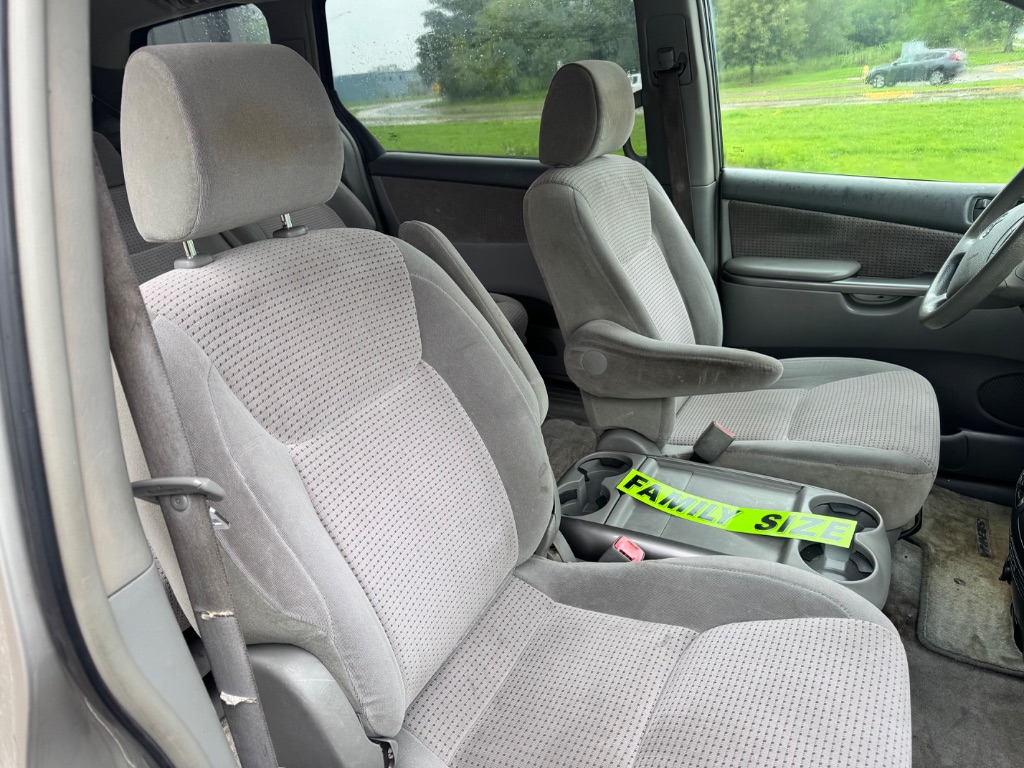 2006 Toyota Sienna - $3,995
