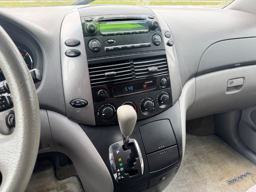 2006 Toyota Sienna - $3,995