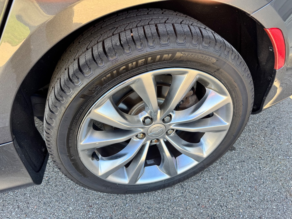 2015 Chrysler 200 - $7,995