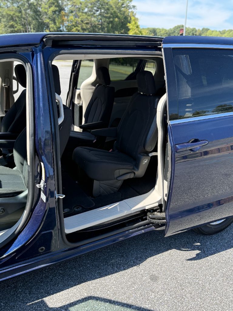 2017 Chrysler Pacifica - $10,989