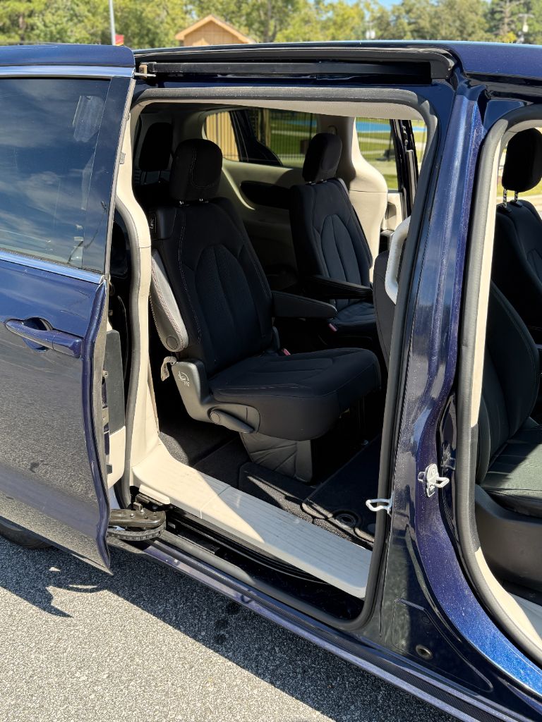 2017 Chrysler Pacifica - $10,989