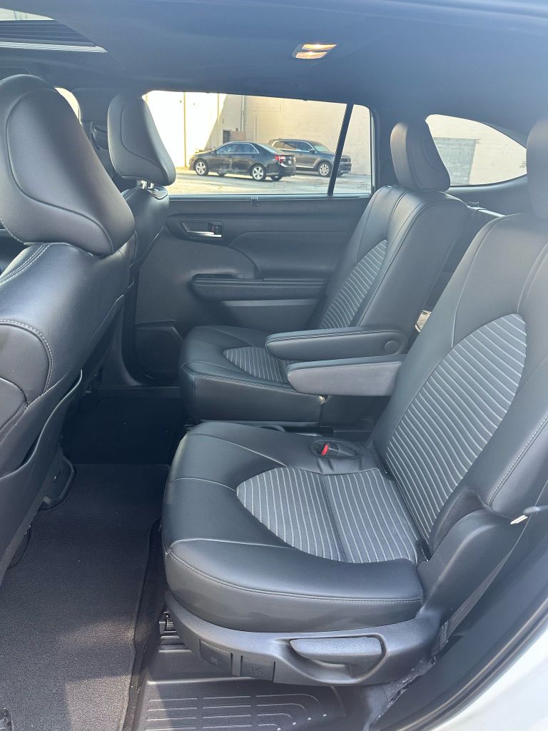 2024 Toyota Highlander LE photo