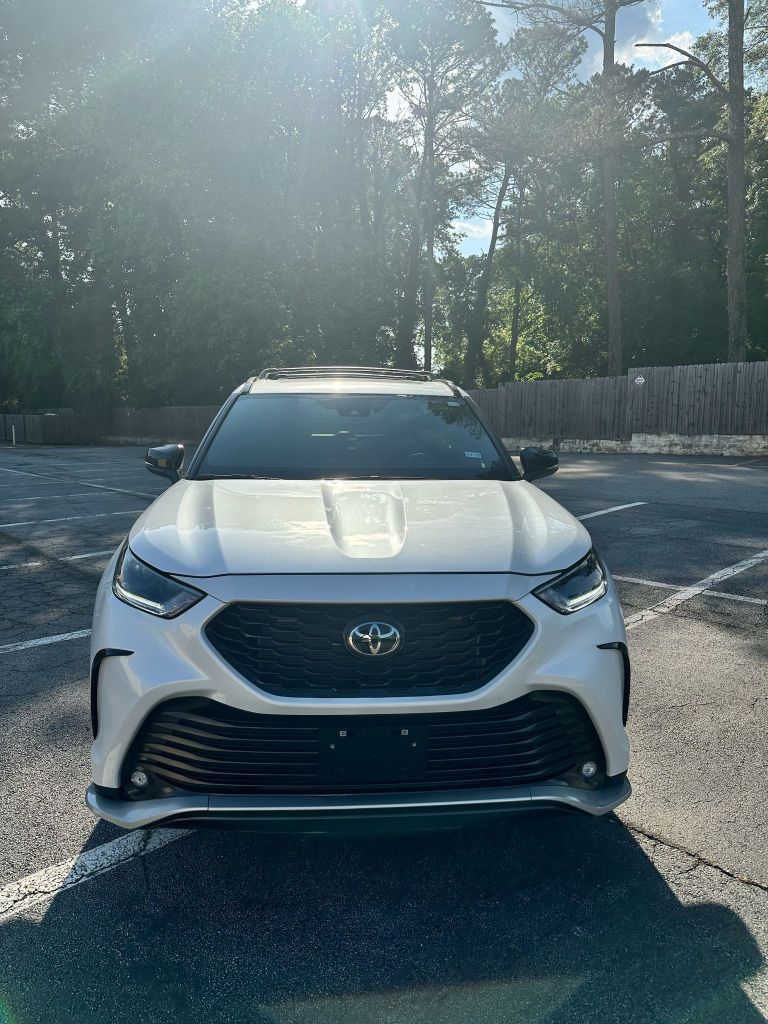 2024 Toyota Highlander LE photo