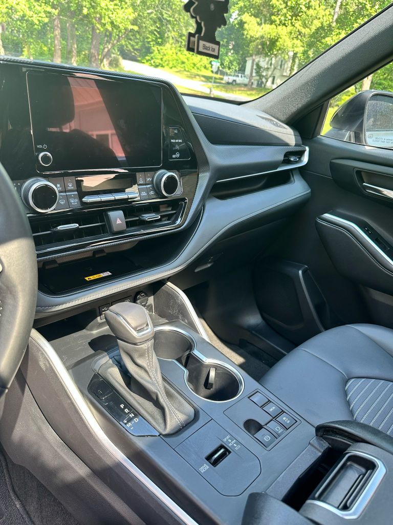 2024 Toyota Highlander LE photo