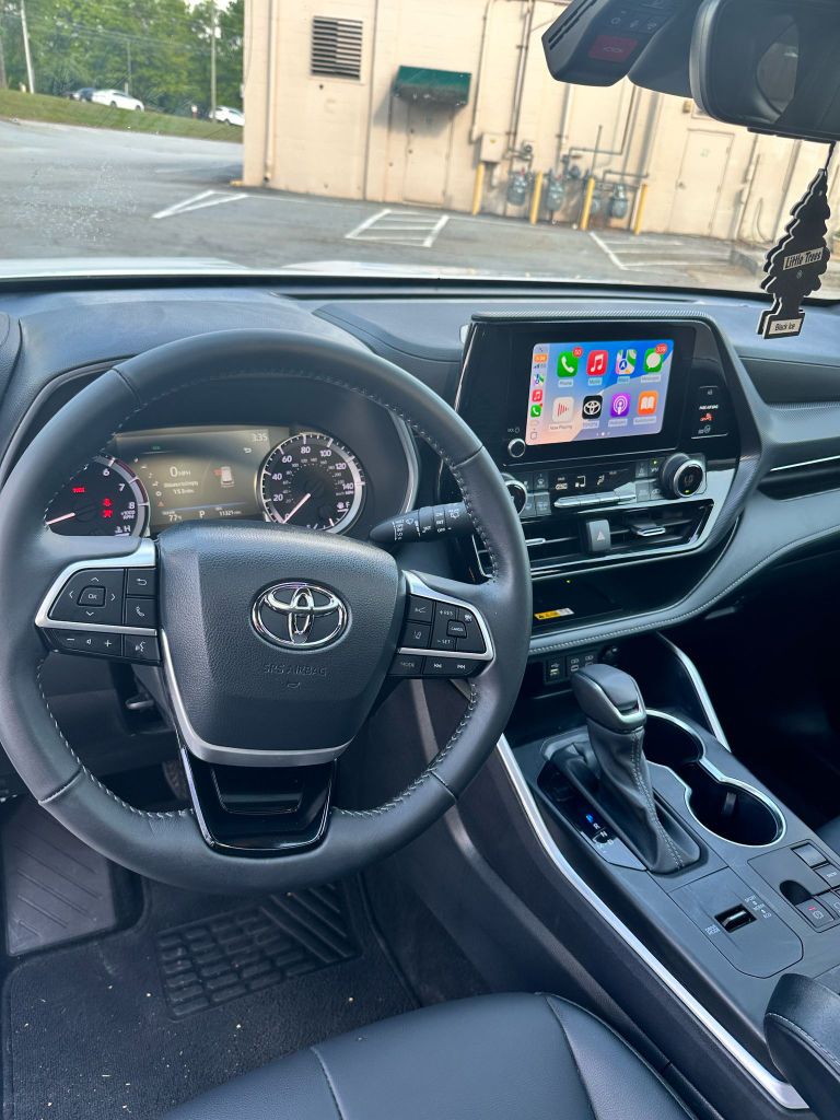2024 Toyota Highlander LE photo