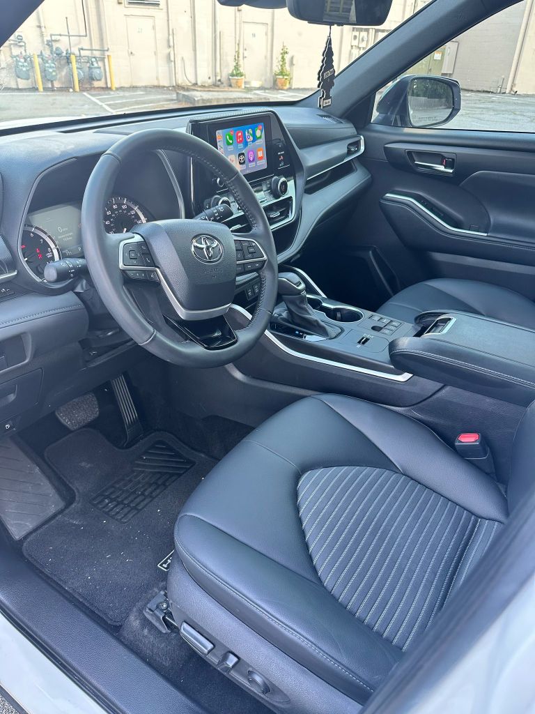 2024 Toyota Highlander LE photo