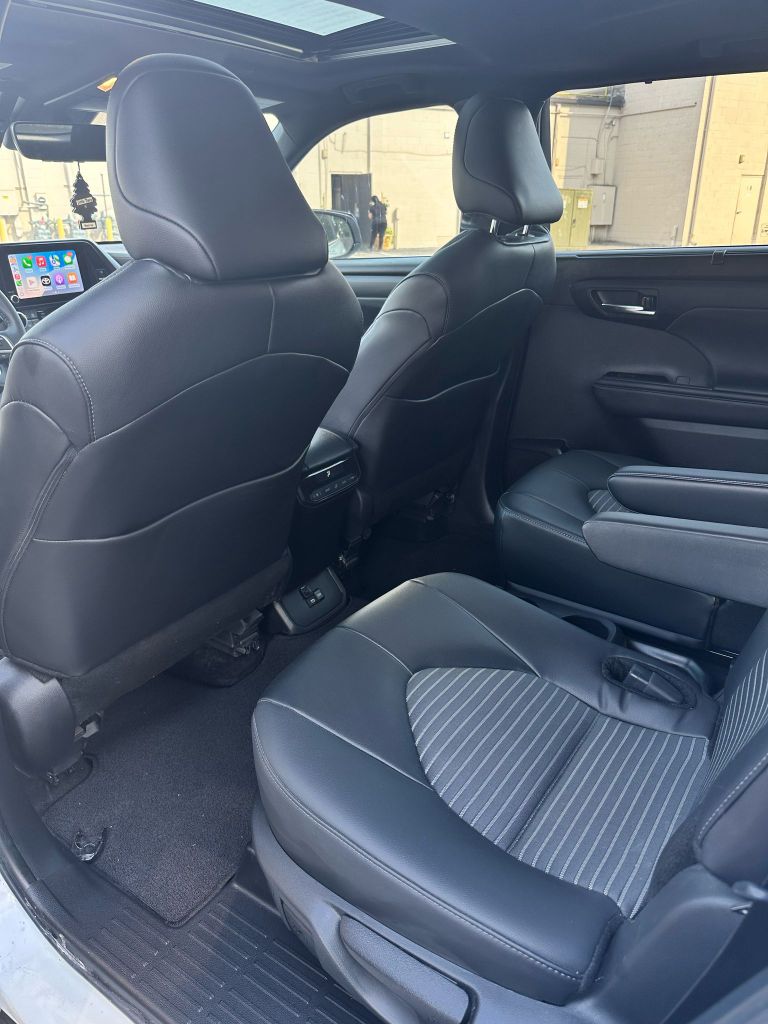 2024 Toyota Highlander LE photo