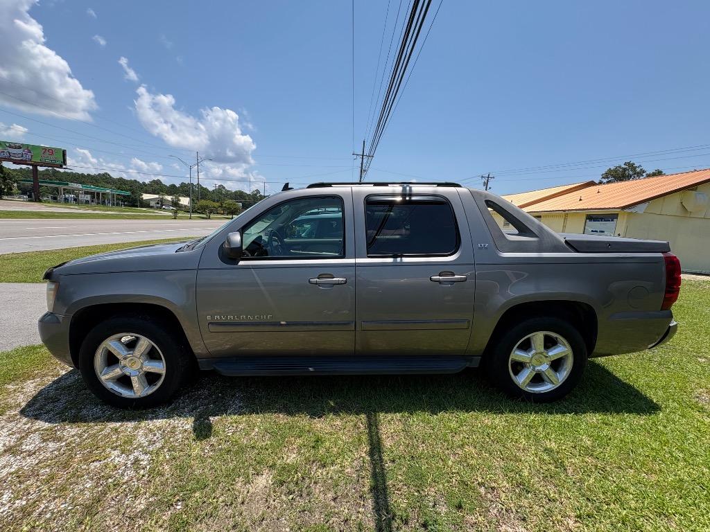 2007 Chevrolet Avalanche - $10,900