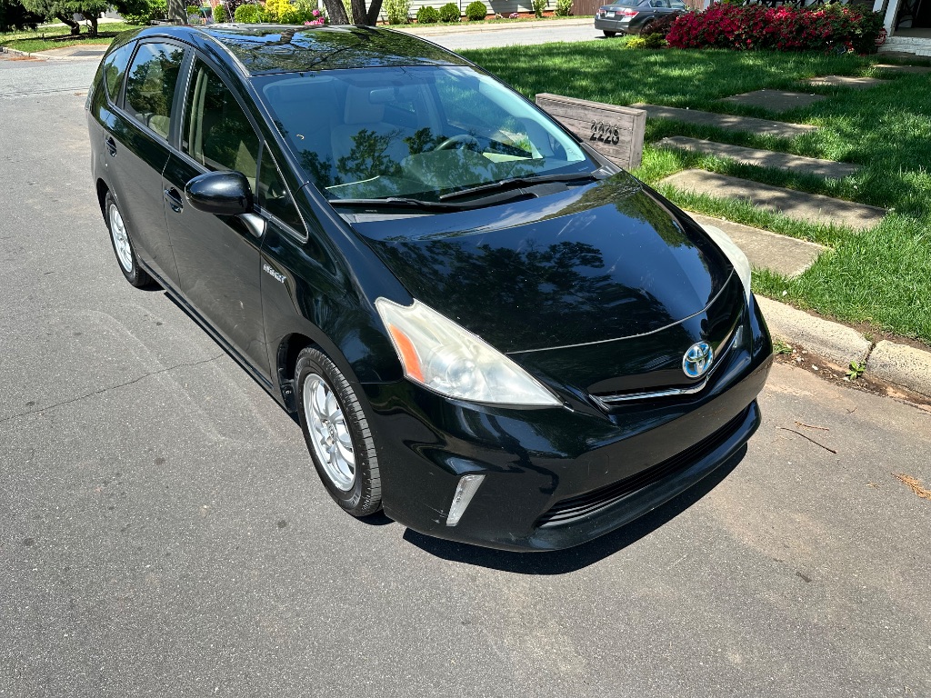 2012 Toyota Prius v Two photo