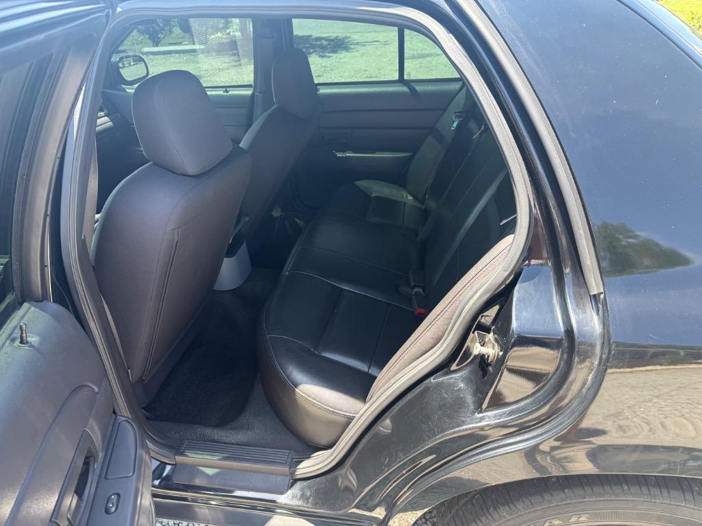 2006 Ford Crown Victoria - $6,999