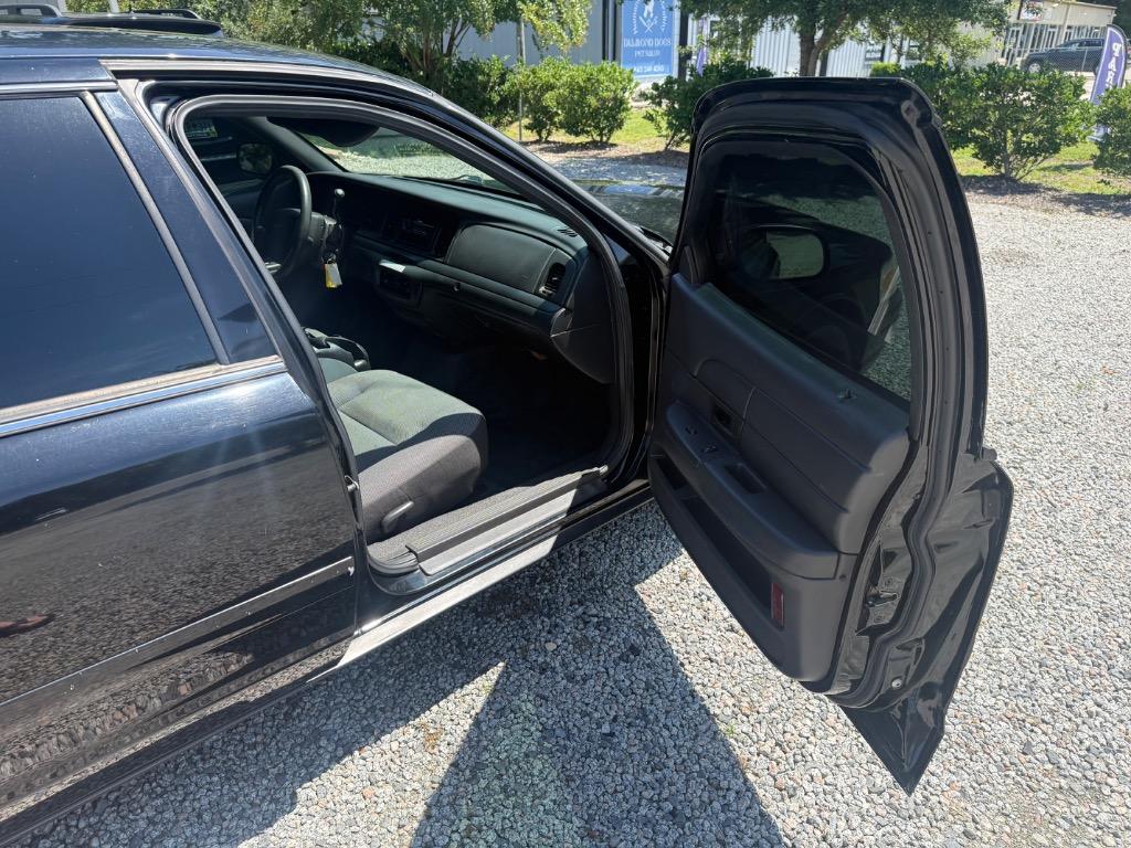 2006 Ford Crown Victoria - $6,999