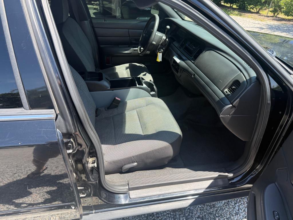 2006 Ford Crown Victoria - $6,999