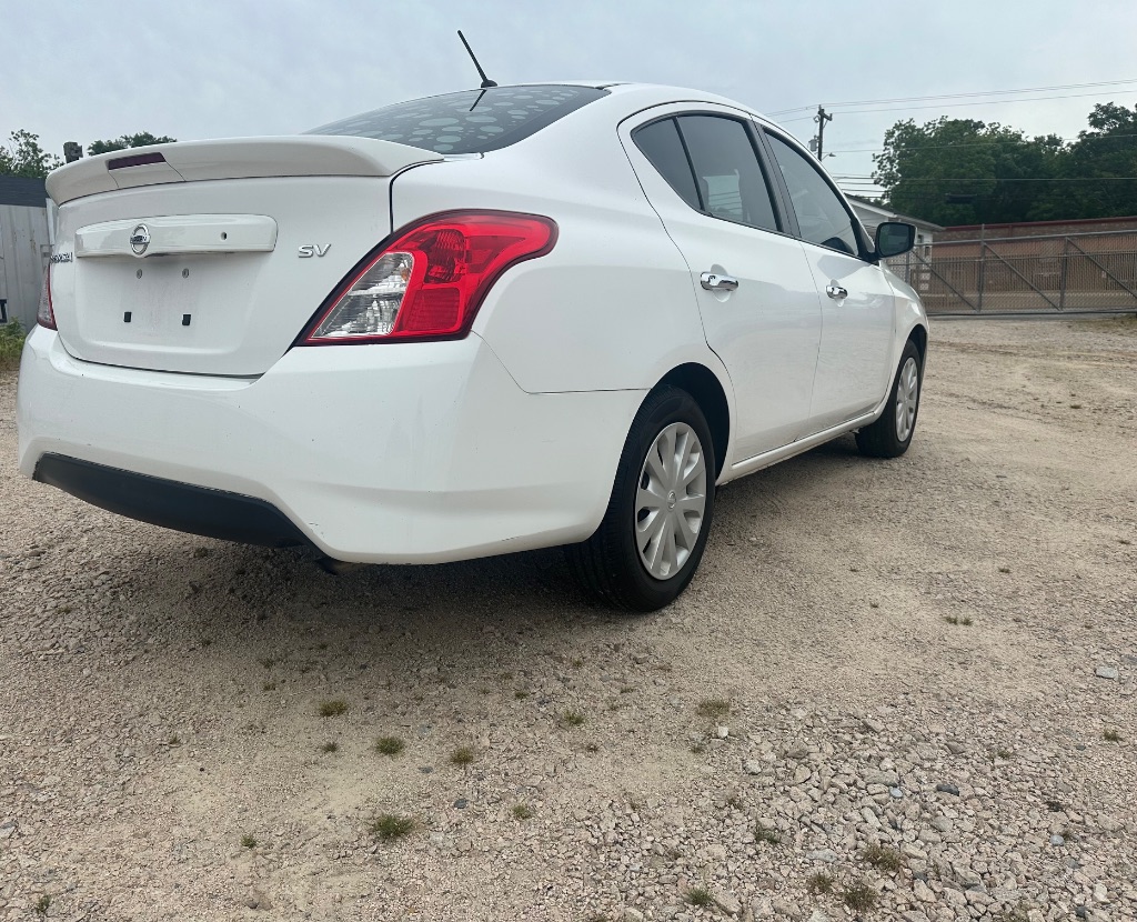 2018 Nissan Versa SV photo