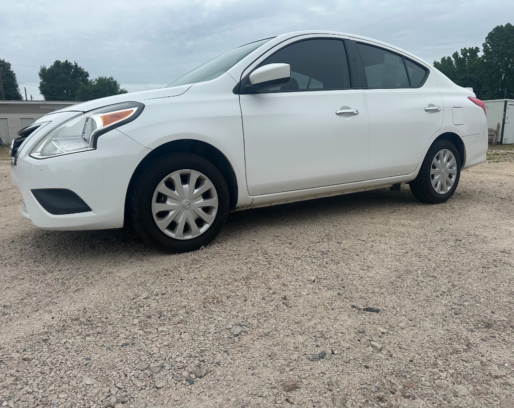2018 Nissan Versa SV photo